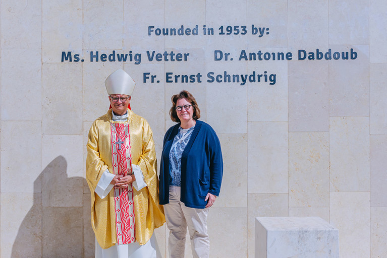 Mgr Gmür et Sibylle Hardegger devant l’hôpital des enfants de Bethléem | © Secours aux Enfants Bethléem