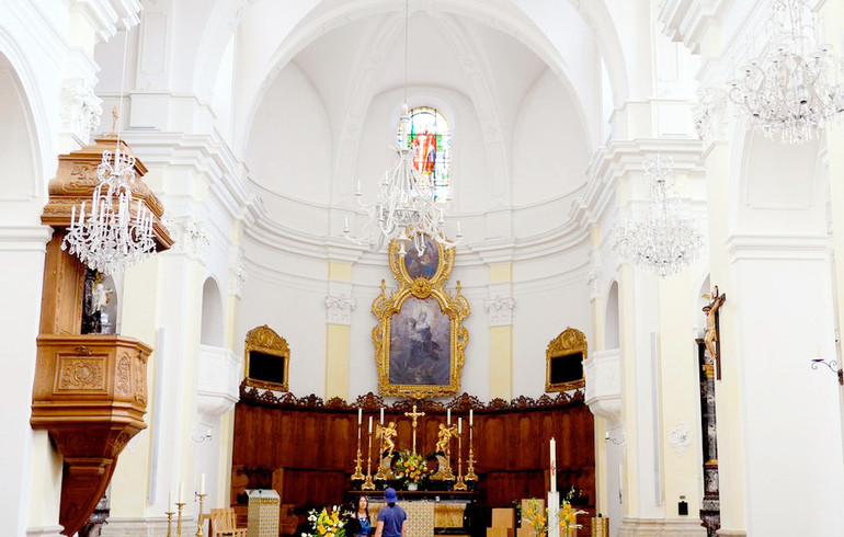 Entrer dans une église : du tourisme ?