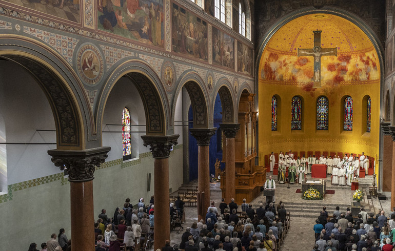 Funérailles et messe en mémoire du Pape François